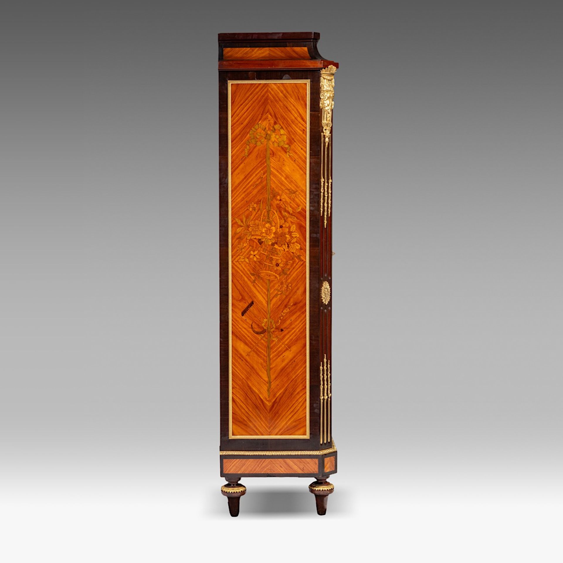 A Louis XVI-style display cabinet in the Linke manner with gilt bronze mounts, H 183 cm - W 115 cm - - Bild 5 aus 5