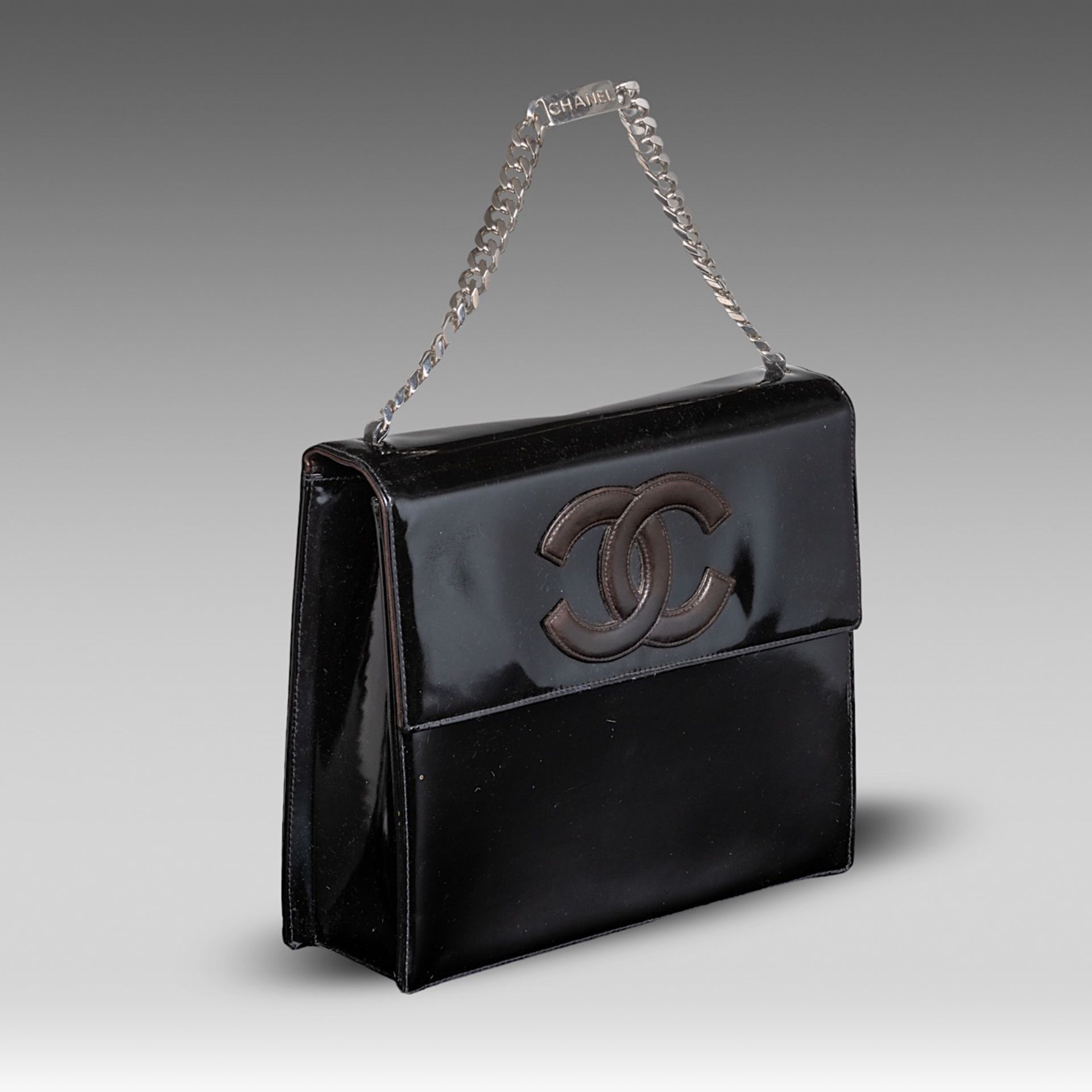 A Chanel flap handbag in black patent leather, H 22 - W 25 - D 8 cm - Bild 6 aus 10