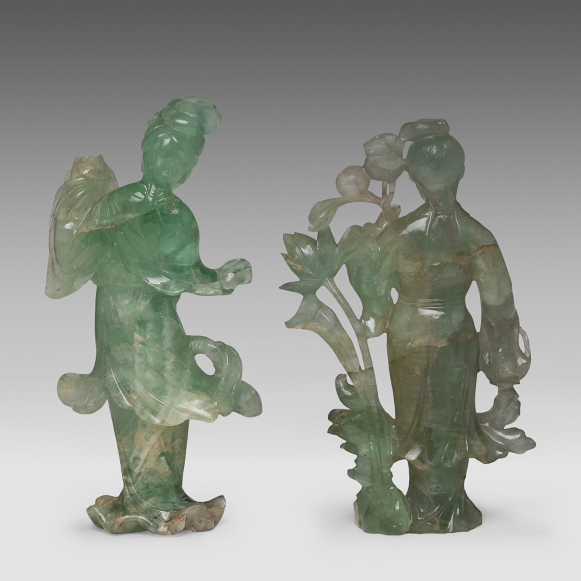 A collection of ten Chinese mineral carvings and a porcelain plate, incl. a carved mother-of-pearl s - Bild 9 aus 23