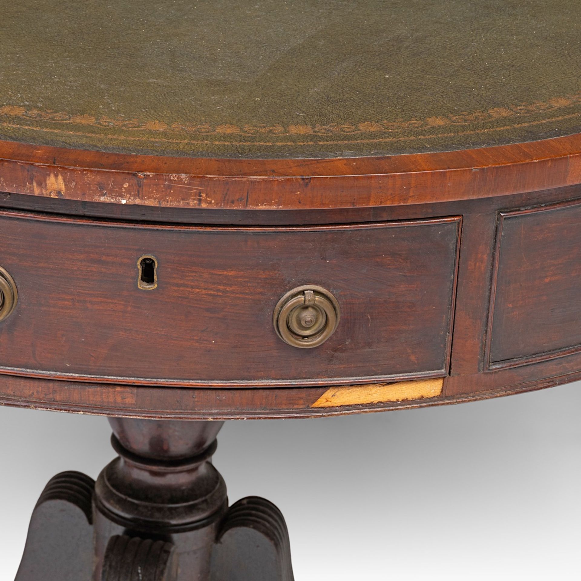 An English revolving drum table, marked with a crowned WR, ca. 1800, H 74 cm - dia 91 cm - Image 9 of 9