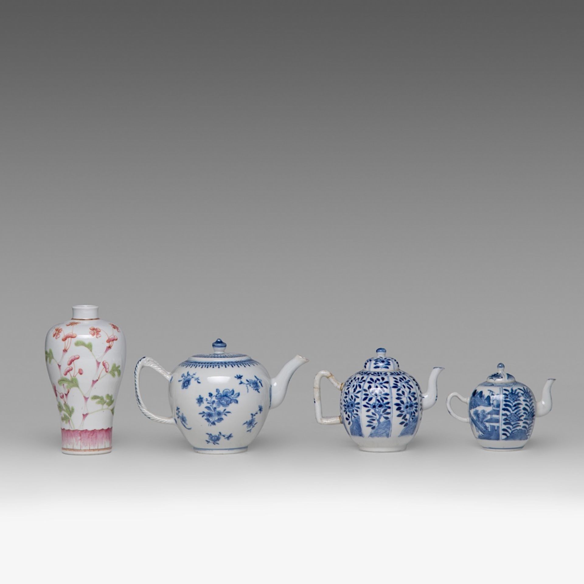 A small collection of Chinese porcelain ware, including a signed/ marked porcelain plaque, 18thC and - Bild 4 aus 5