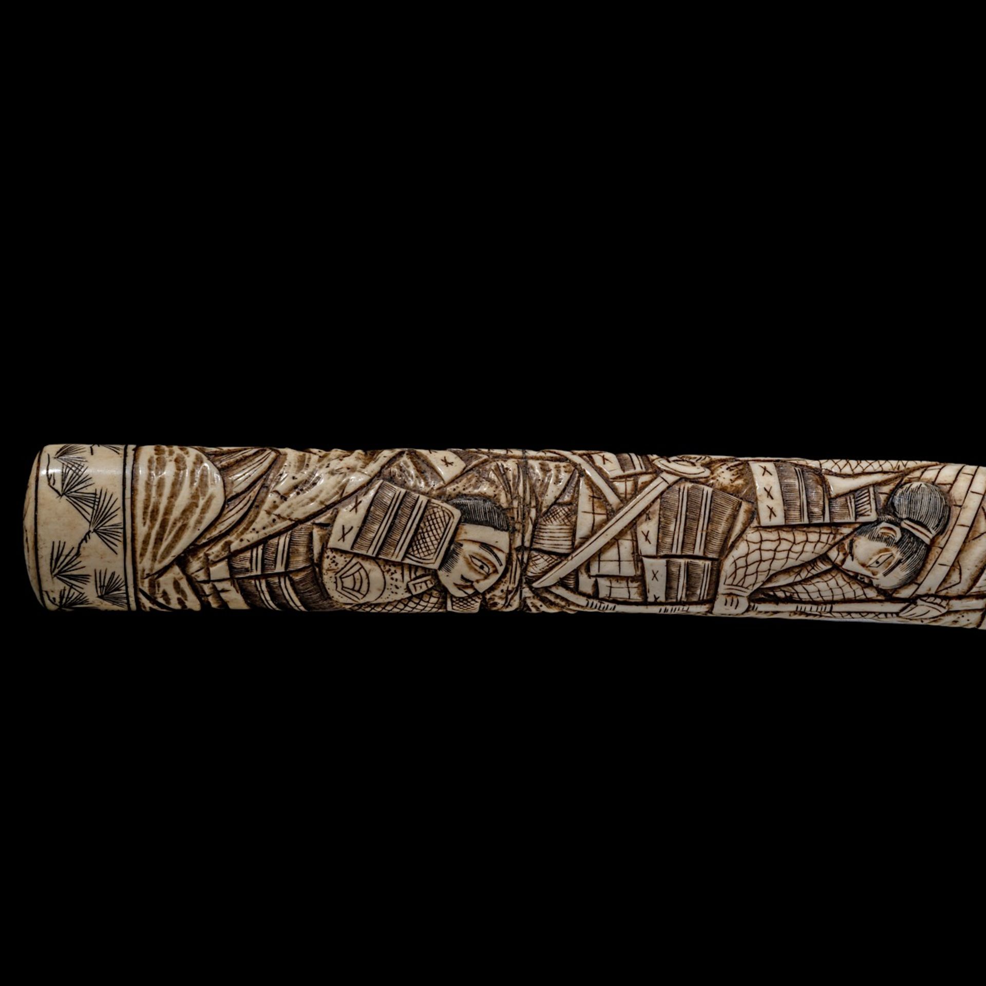 A Japanese Meiji/Taisho period (1868-1926) bone tanto dagger, L 34,7 - weight 331g - Image 9 of 13