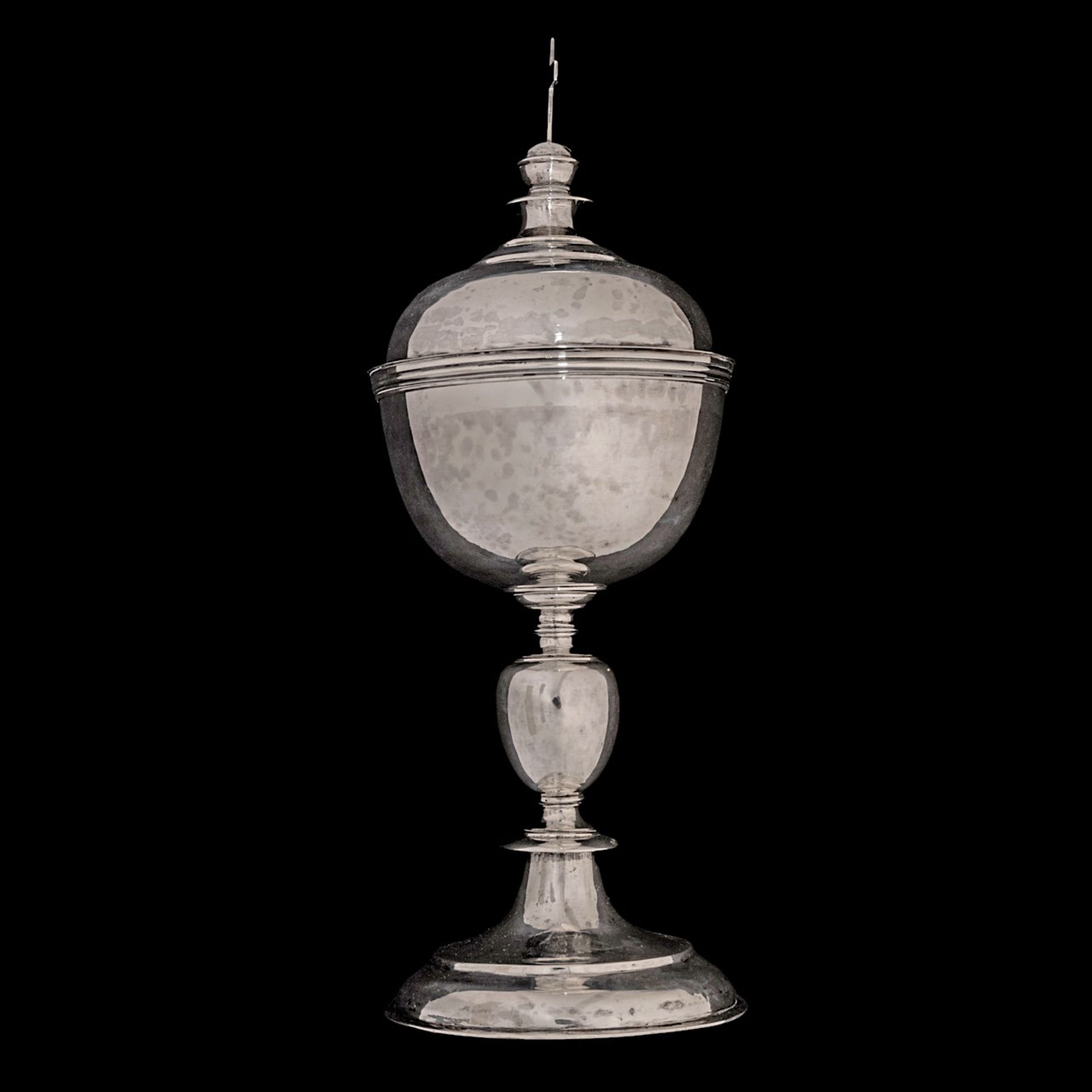 A sober Baroque style 18thC silver ciborium, H 26,8 cm/weight 344 g. - Bild 2 aus 9