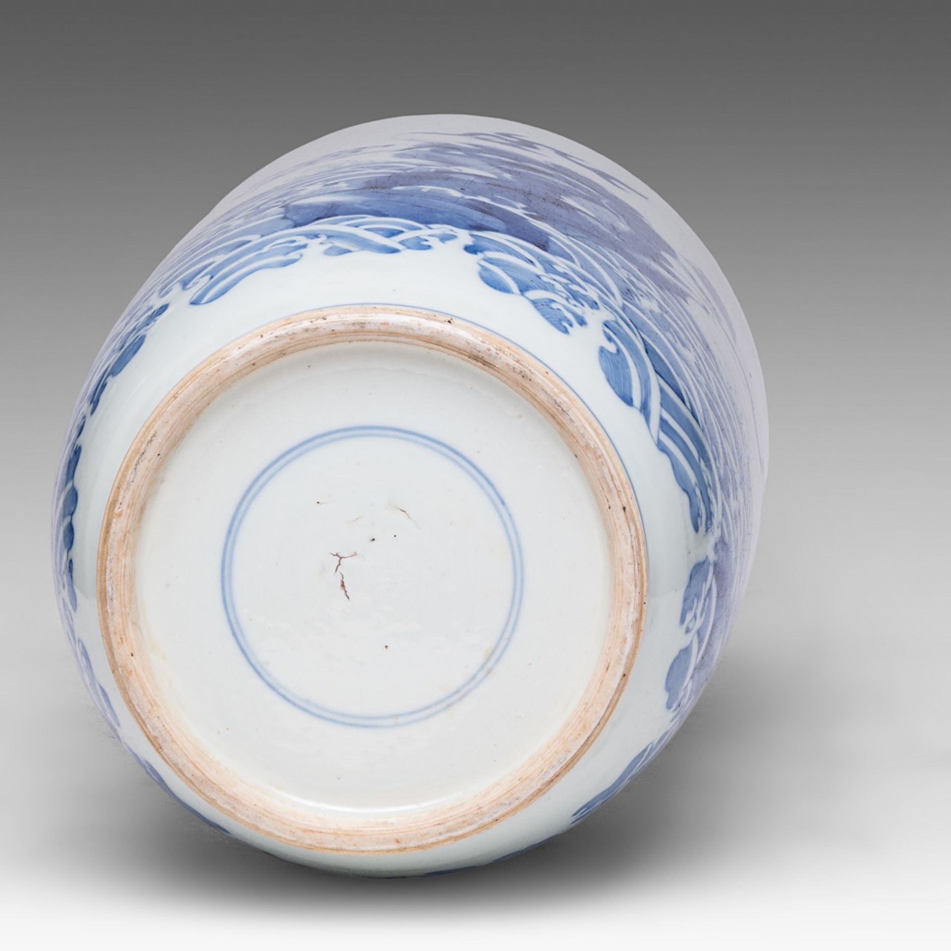 A Chinese blue and white 'Qilin amongst Waves' rouleau vase, late 19thC/20thC, H 48,5 cm - Bild 6 aus 6