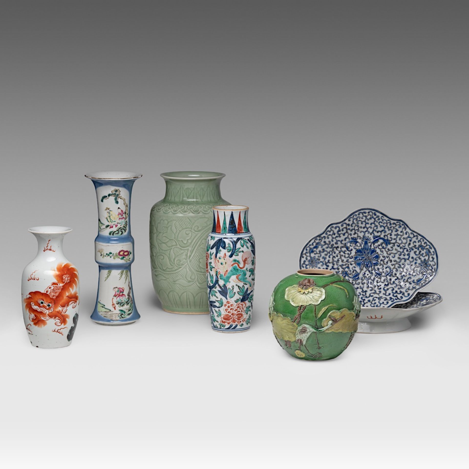 A collection of seven Chinese polychrome porcelain ware, 17thC, 19thC and 20thC, tallest H 30,4 cm (