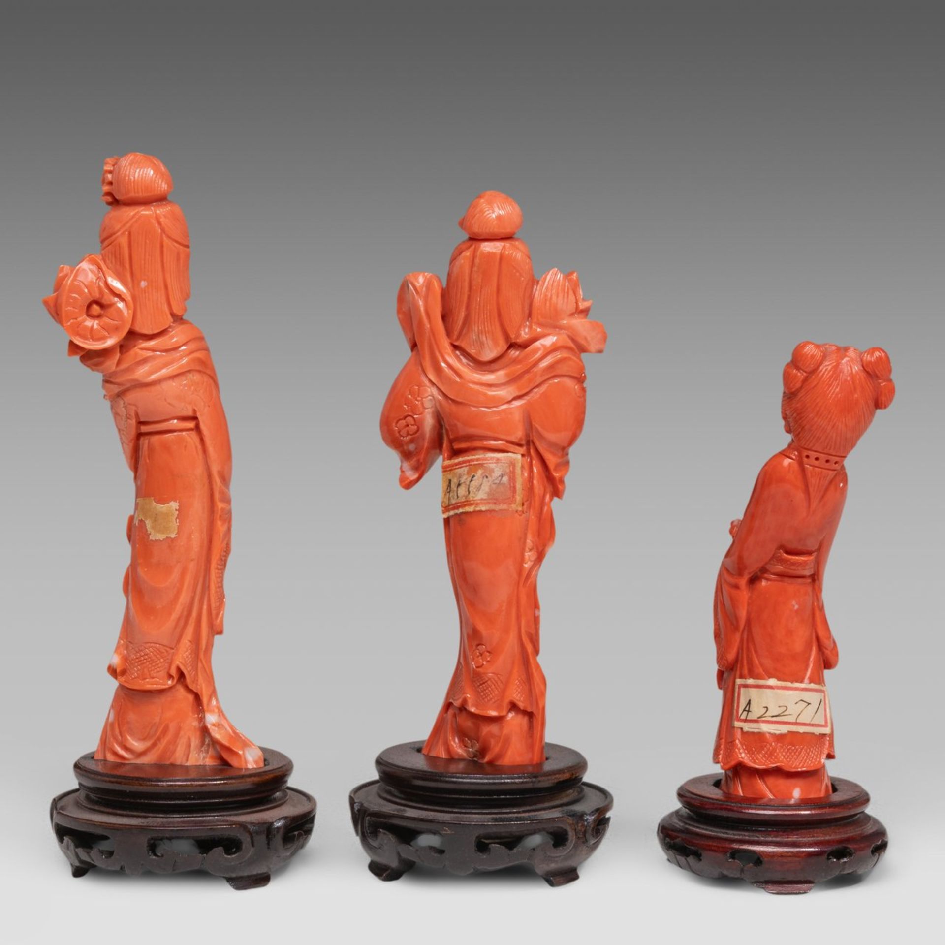 Three Chinese coral carvings of Beauties or Female Immortals, all fitted to a base, late Qing, H 10 - Bild 4 aus 8