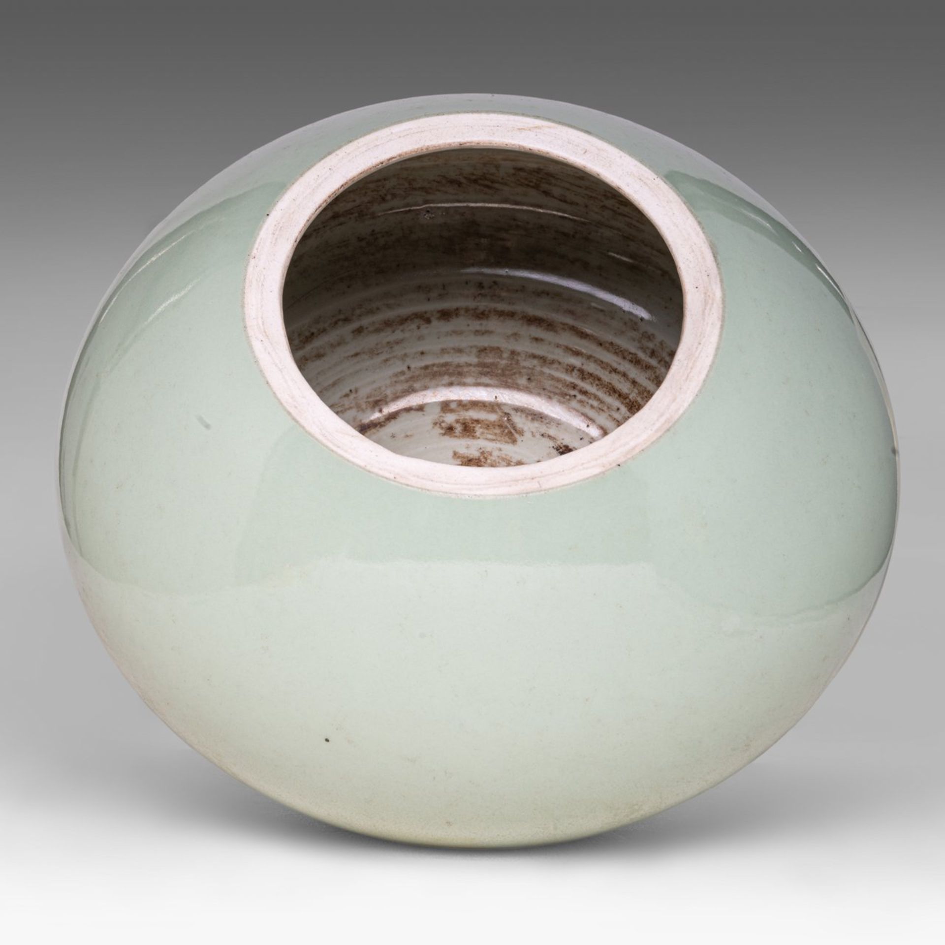 A Chinese celadon glazed partial double-gourd vase, with a Qianlong mark, H 17 cm - Bild 5 aus 6