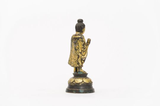 A cast gilt bronze figure of Buddha - Bild 6 aus 10