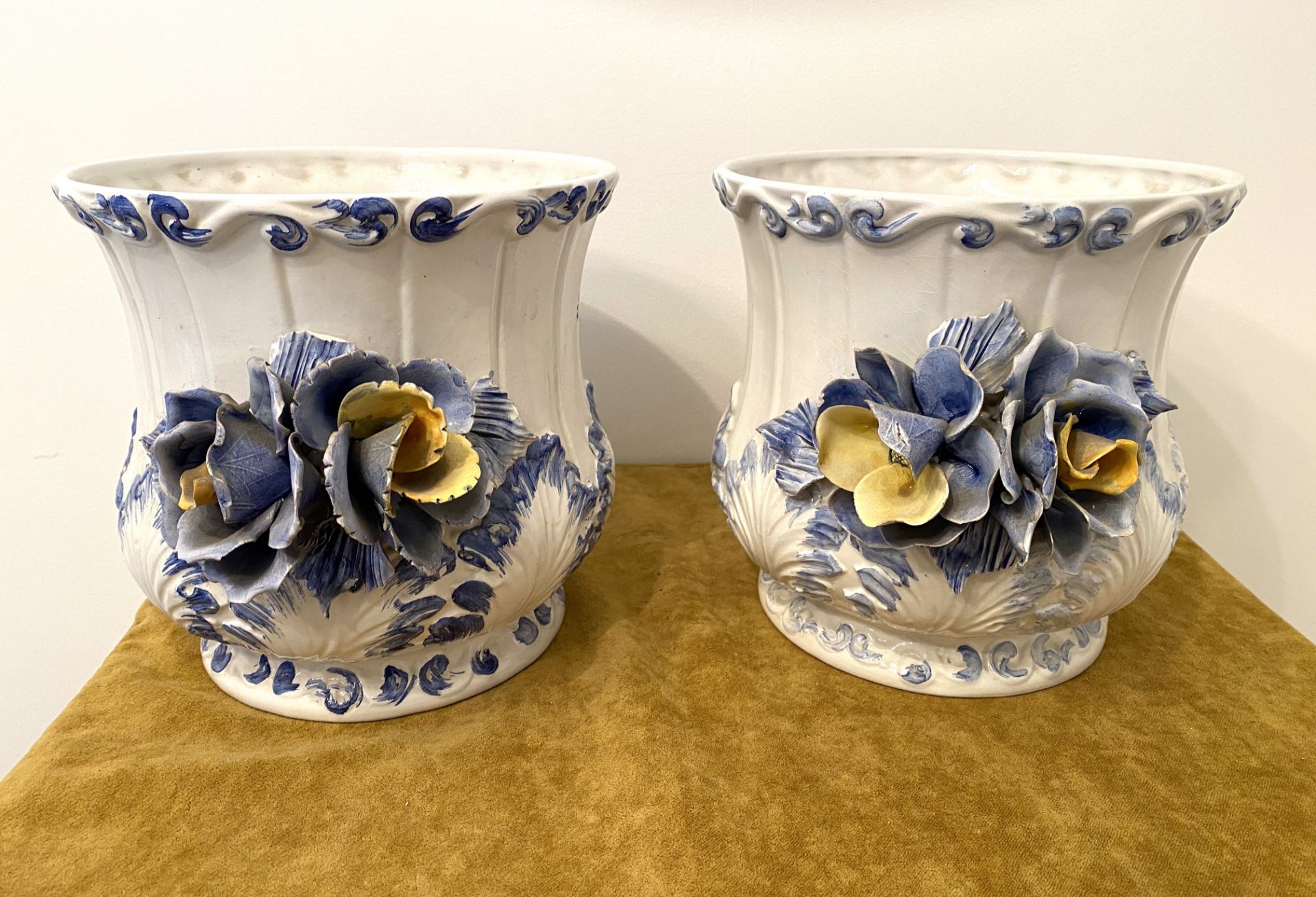 Paire of flower pots (cache-Pots) in Faience