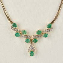 Collier, GG 585, 9 ovale Smaragde zus. ca. 3.02 ct., 15 Achtkantdiamanten zus. ca. 0.06 ct., w/p1, 