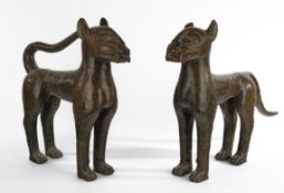 Paar Figuren, "Leoparden", Yoruba, Benin, Afrika, Bronze, patiniert, stehend, männlich und weiblich