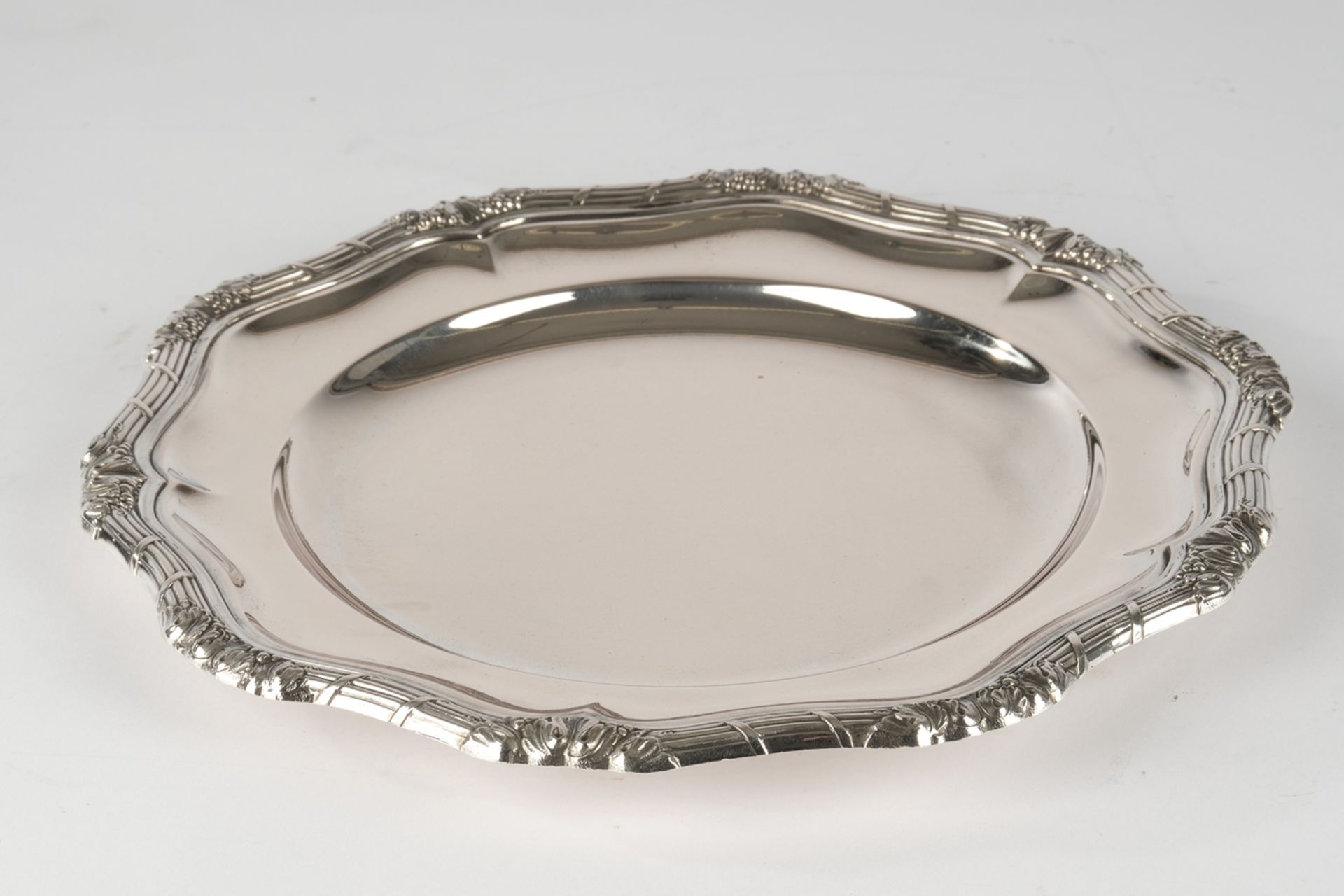 Anbietteller, Silber 800, Wilkens, profilierter Rand mit Blatt- und Bandzier, ø 27 cm, ca. 596 g