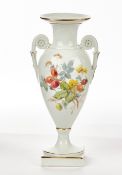 Vase, Meissen, Schwertermarke, 1850-1924, 2. Wahl, Amphorenform, bunte Blumen und Hagebutten, Goldz
