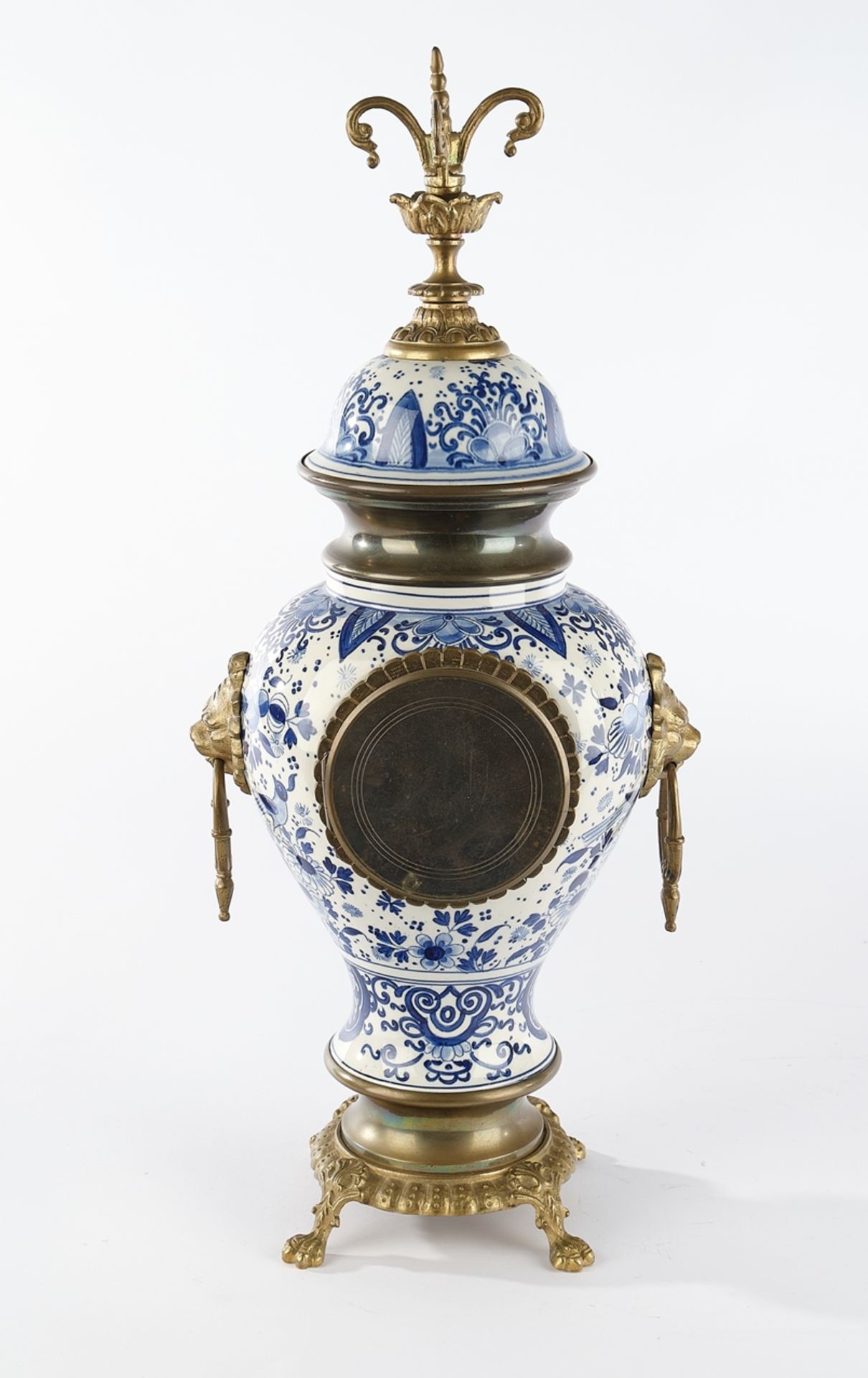 Vasenpendule, 19./20. Jh., vasenförmiger Korpus aus Porzellan im blau-weißen Dekor, Montierungen au - Bild 2 aus 3