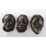 3 Gesichtsmasken, Dan, Liberia, Afrika, Holz, schwarzbraun patiniert, verschieden, teils Wollbehang