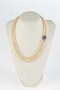 Perlenkette, zwei-reihig, Verschluss WG 750, 3 Vollschliffbrillanten, 3 Rubine, 11 Achtkant-Diamant