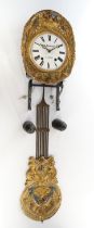 Comtoise, Frankreich, 19. Jh., Eisengehäuse, ovales, geprägtes Messingschild mit Blüten, farbig sta