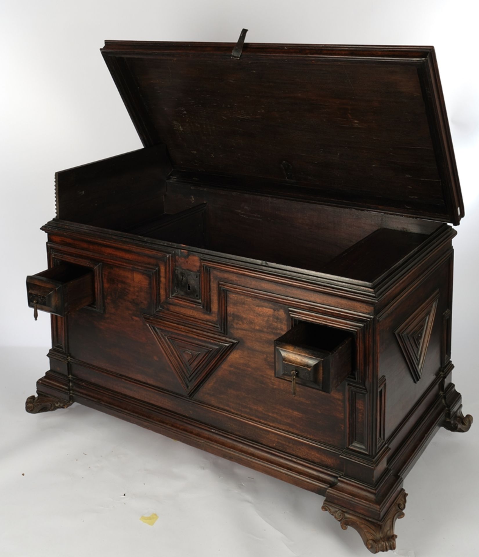 Baroque chest, Portugal/Brazil, 17th/18th century, reddish hardwood, rectangular body with flat lid - Image 2 of 7