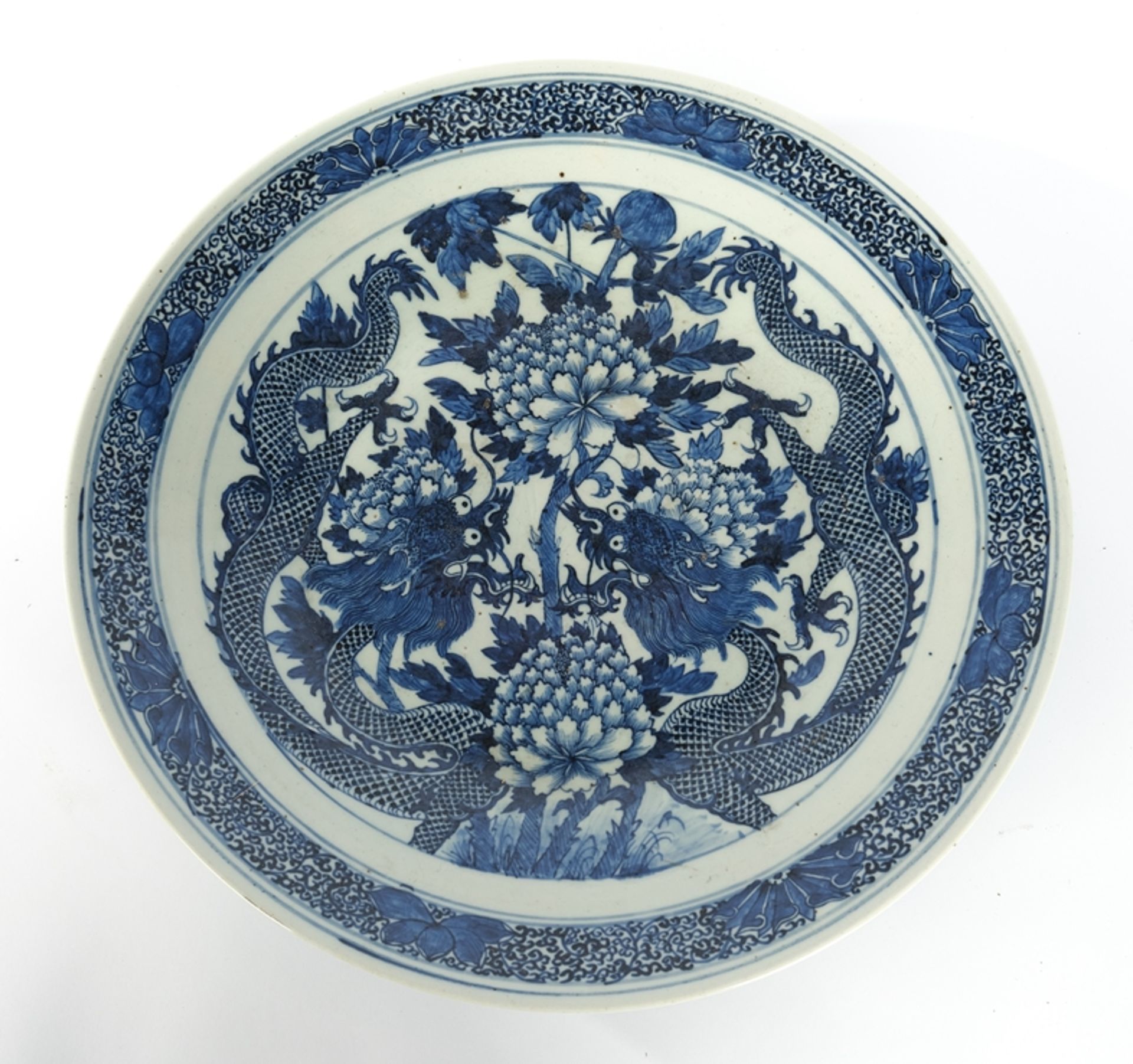 Platte, China, 19./20. Jh., Porzellan, blau-weißer Drachendekor, ø 46.5 cm