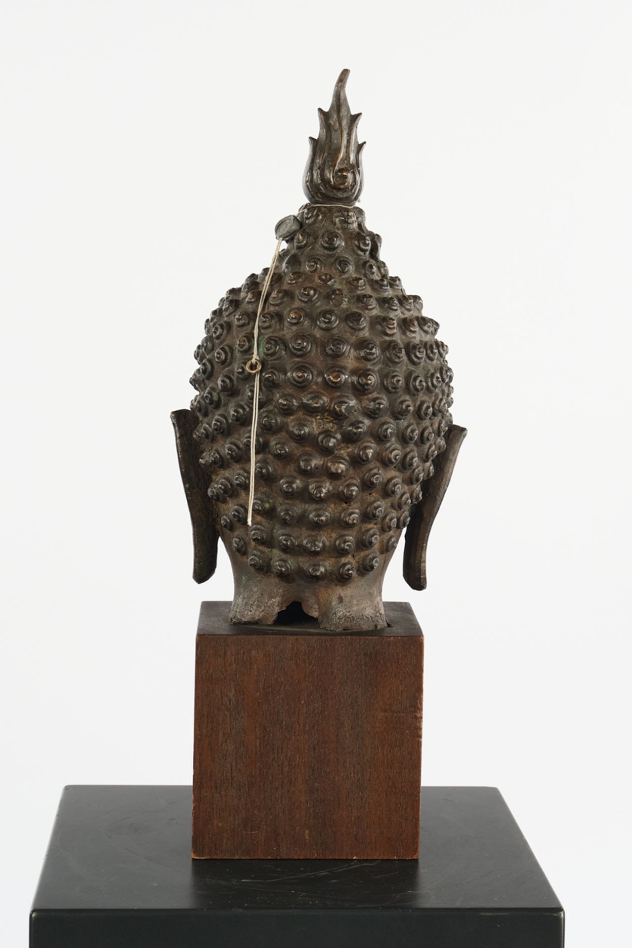 Buddhakopf, Thailand, neuzeitlich, Bronze, patiniert, auf Holzsockel montiert, 28.5 cm bzw. 40 cm h - Bild 3 aus 4