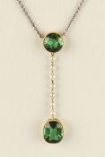Collier, wohl GG und Platin, 2 grüne Farbsteine (Peridot?), 11 kleine Perlen, ø ca. 2.6 mm, ca. 6.6