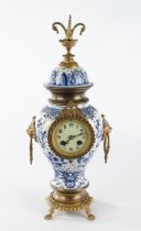 Vasenpendule, 19./20. Jh., vasenförmiger Korpus aus Porzellan im blau-weißen Dekor, Montierungen au