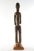 Figur, weiblich, Afrika, Holz, stehend, gesockelt, 78 cm bzw. 83 cm hoch (mit Sockel).