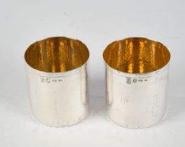 Paar Becher, Silber 800, Italien, martellierte Struktur, innen vergoldet, 7.8 cm hoch, zus. ca. 194