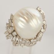 Ring, WG 750, Barockperle, 6 Diamanten im Trapezschliff, 28 Brillanten, zus. ca. 13.36 g, RM 54