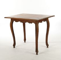Tisch, Barock, 18. Jh., Nussbaum massiv, rechteckige Platte auf vier geschweifen Beinen, mehrfach g