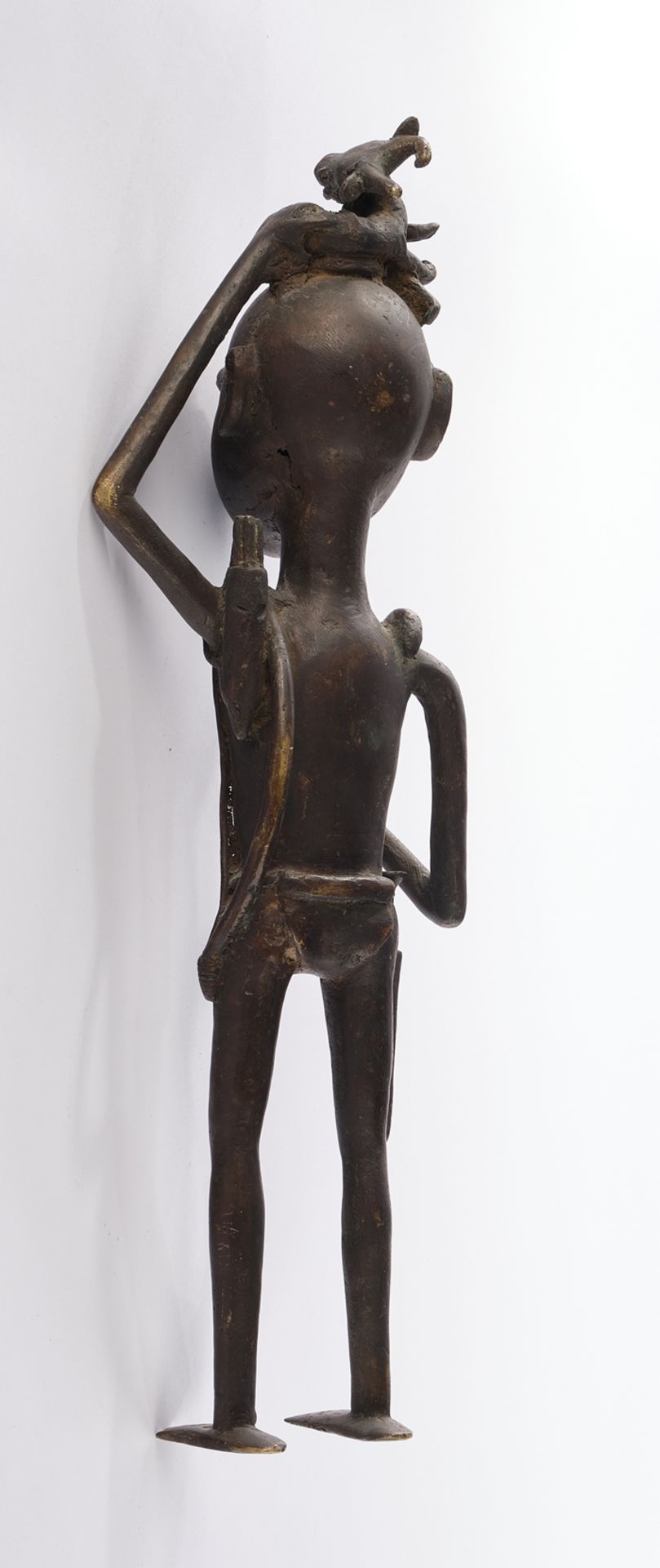 Figur, "Jäger", Ashanti, Ghana, Afrika, Bronze, patiniert, die erlegte Gazelle auf dem Kopf tragend - Bild 2 aus 2