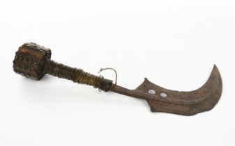 Sichelmesser, Mangbetu, Kongo, Afrika, gebogene Eisenklinge mit Mittelrippe, Holzgriff mit Drahtwic