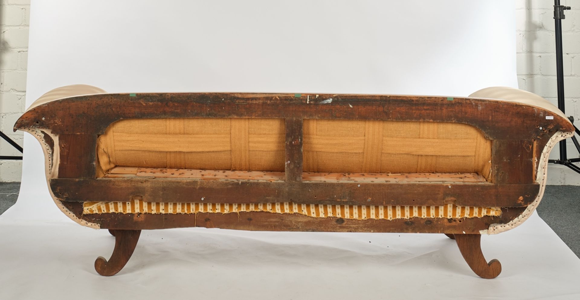 Sofa, Empire, um 1810/20, Mahagoni, Fadeneinlagen, vasenförmige Armlehnen schauseitig mit geschnitz - Bild 2 aus 2