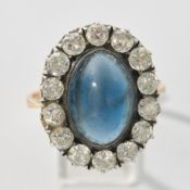 Ring, GG, weiß belötet, blauer Cabochon (Saphir?), 14 Altschliffdiamanten zus. ca. 1.40 ct., ca. 6.