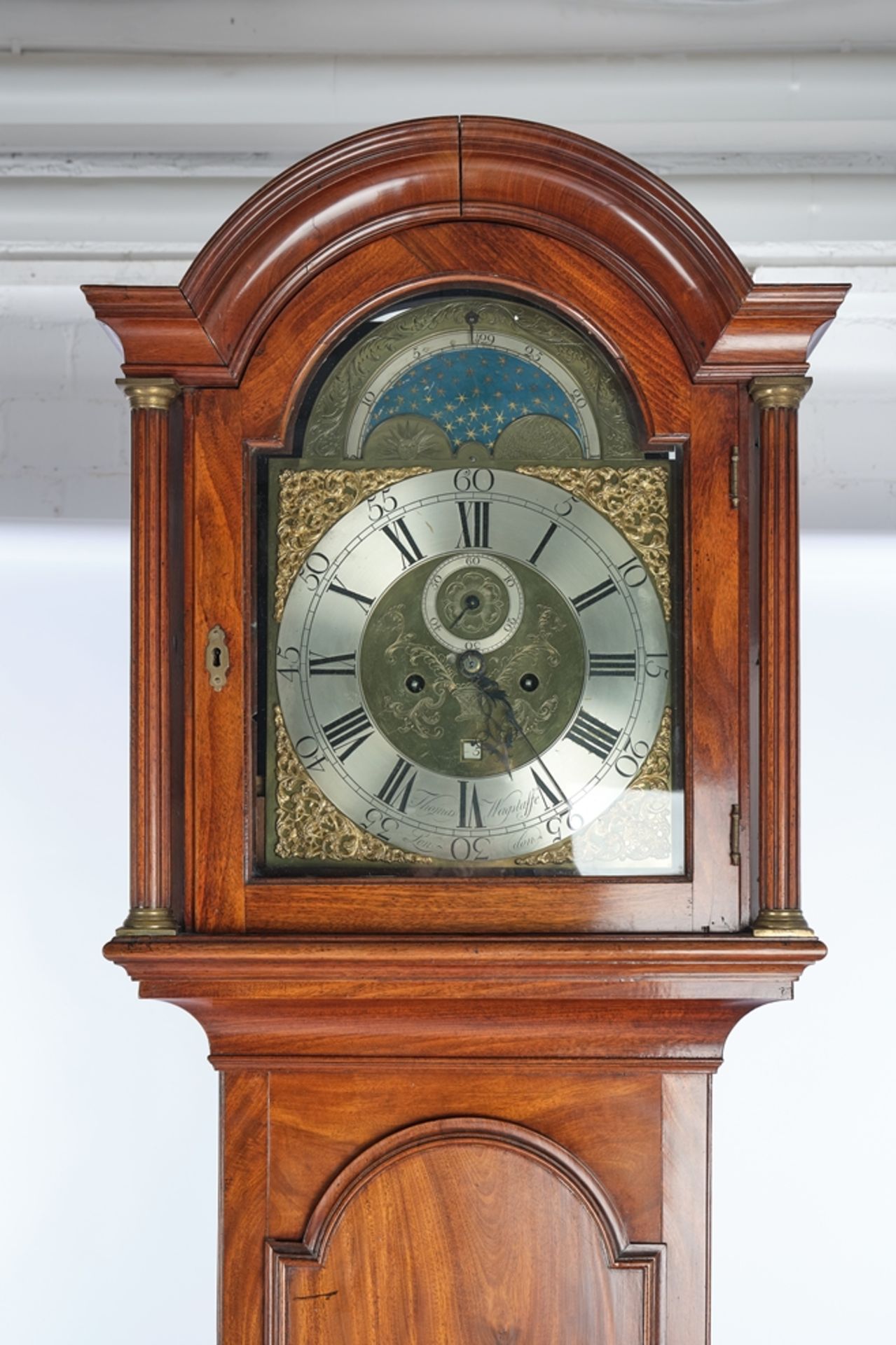 Bodenstanduhr, Thomas Wagstaffe (1724 - 1802), London, 2. Hälfte 18. Jh., Gehäuse in Mahagoni, Uhre - Bild 2 aus 4