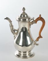Kaffeekanne, Silber 925, London, 1773, Ebenezer Coker, birnförmiges Gefäß auf profiliertem Rundfuß,