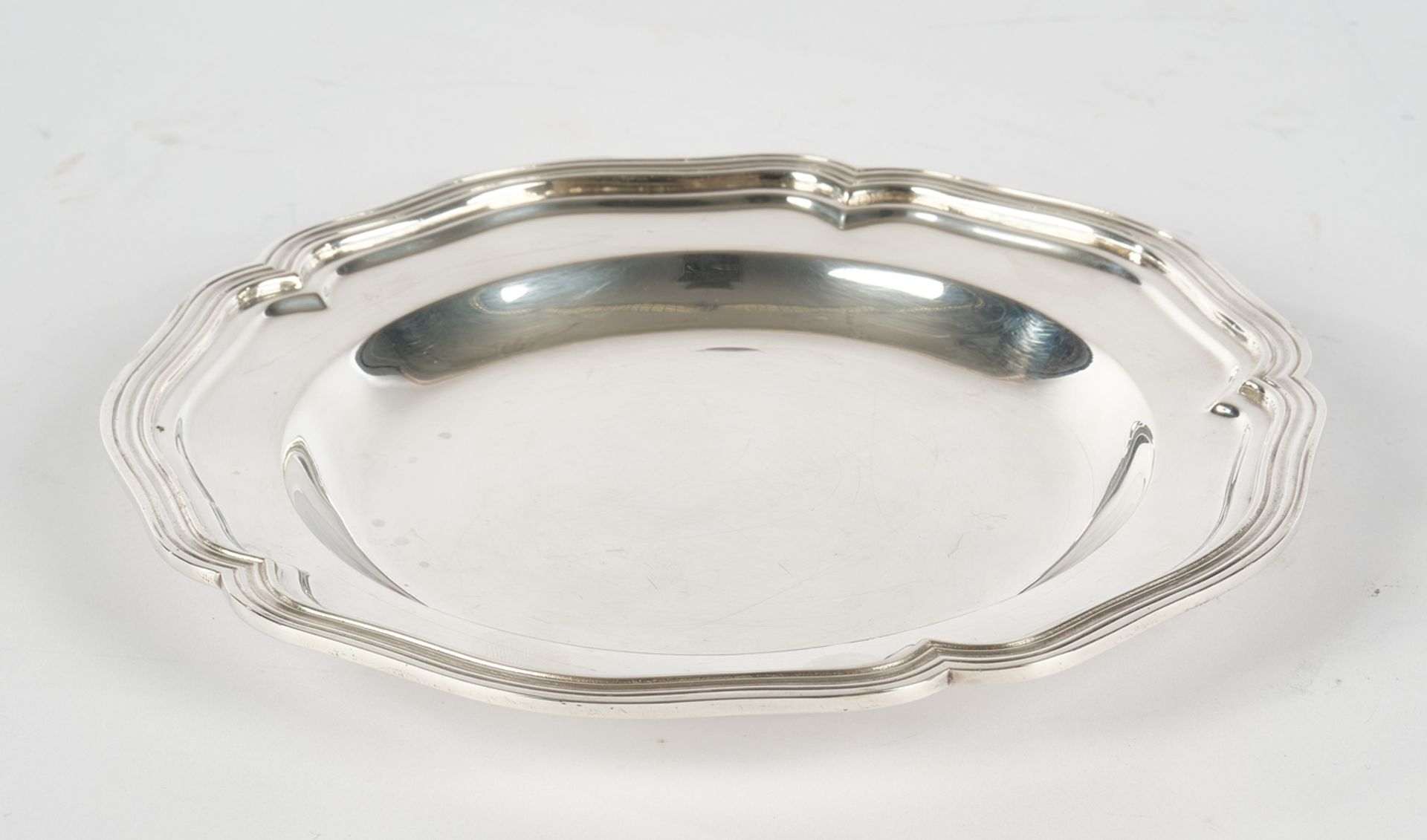 Teller, Silber 800, Belgien, Wolfers Frères, passig-geschweifter Profilrand, ø 20 cm, ca. 301 g