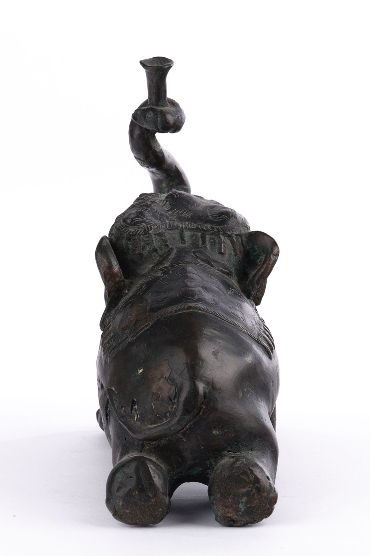Skulptur, "Liegender Elefant", Indien, 20./21. Jh., Metall, dunkel patiniert, 22 cm hoch - Bild 4 aus 4
