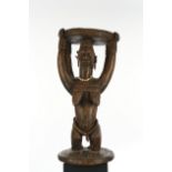 Karyatiden-Hocker, Afo, Zentral-Nigeria, Afrika, Holz, zwei weibliche Karyatiden-Figuren mit Lenden