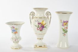 3 Vasen, Meissen, Schwertermarke, 1./2. Wahl, verschiedene Formen, verschiedene bunte Blumen auf we