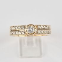 Ring, GG 585, 1 Brillant ca. 0.25 ct., p1, 20 Besatzbrillanten zus. ca. 0.20 ct., 4.8 g, RM 56