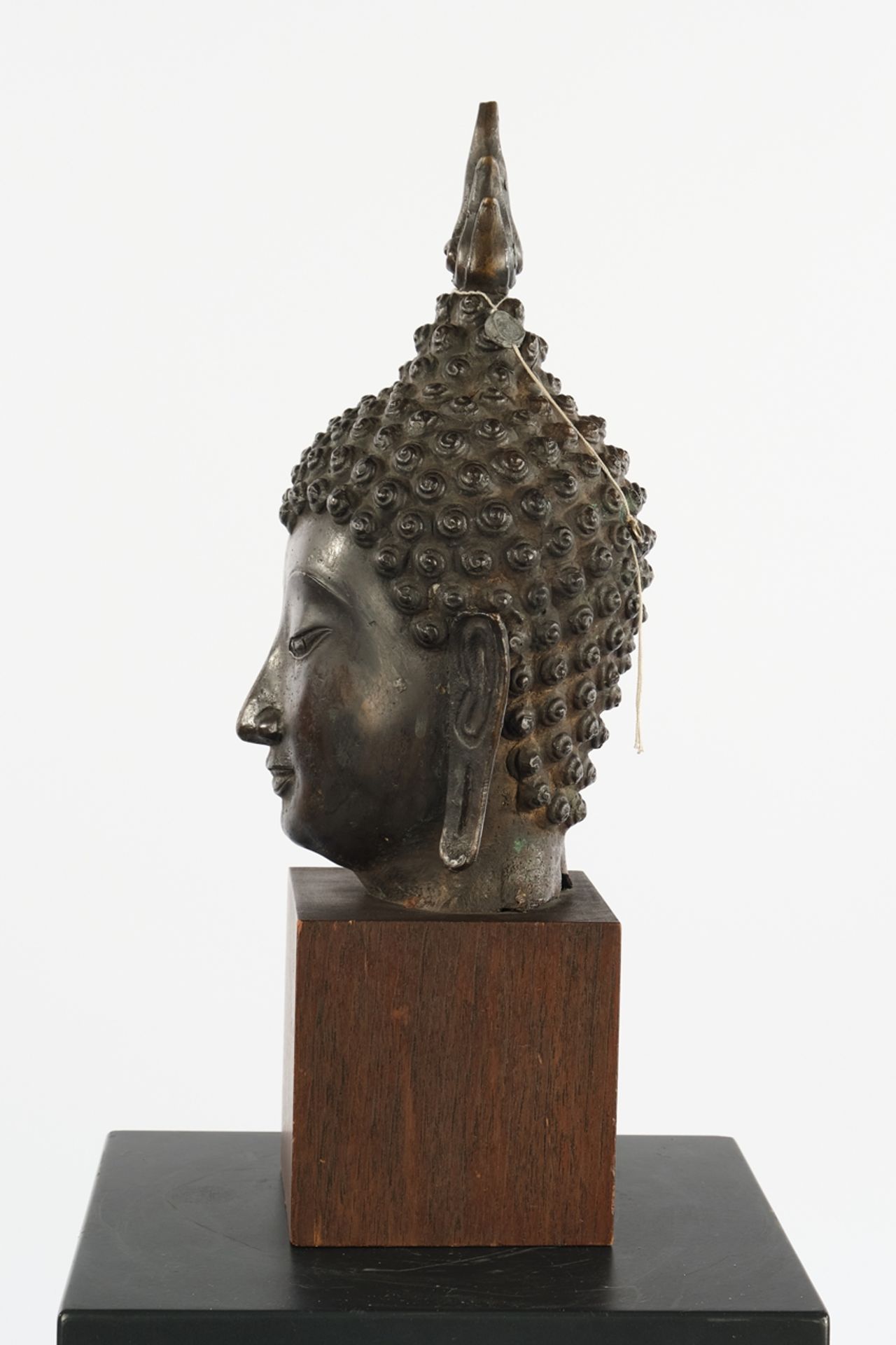Buddhakopf, Thailand, neuzeitlich, Bronze, patiniert, auf Holzsockel montiert, 28.5 cm bzw. 40 cm h - Bild 2 aus 4