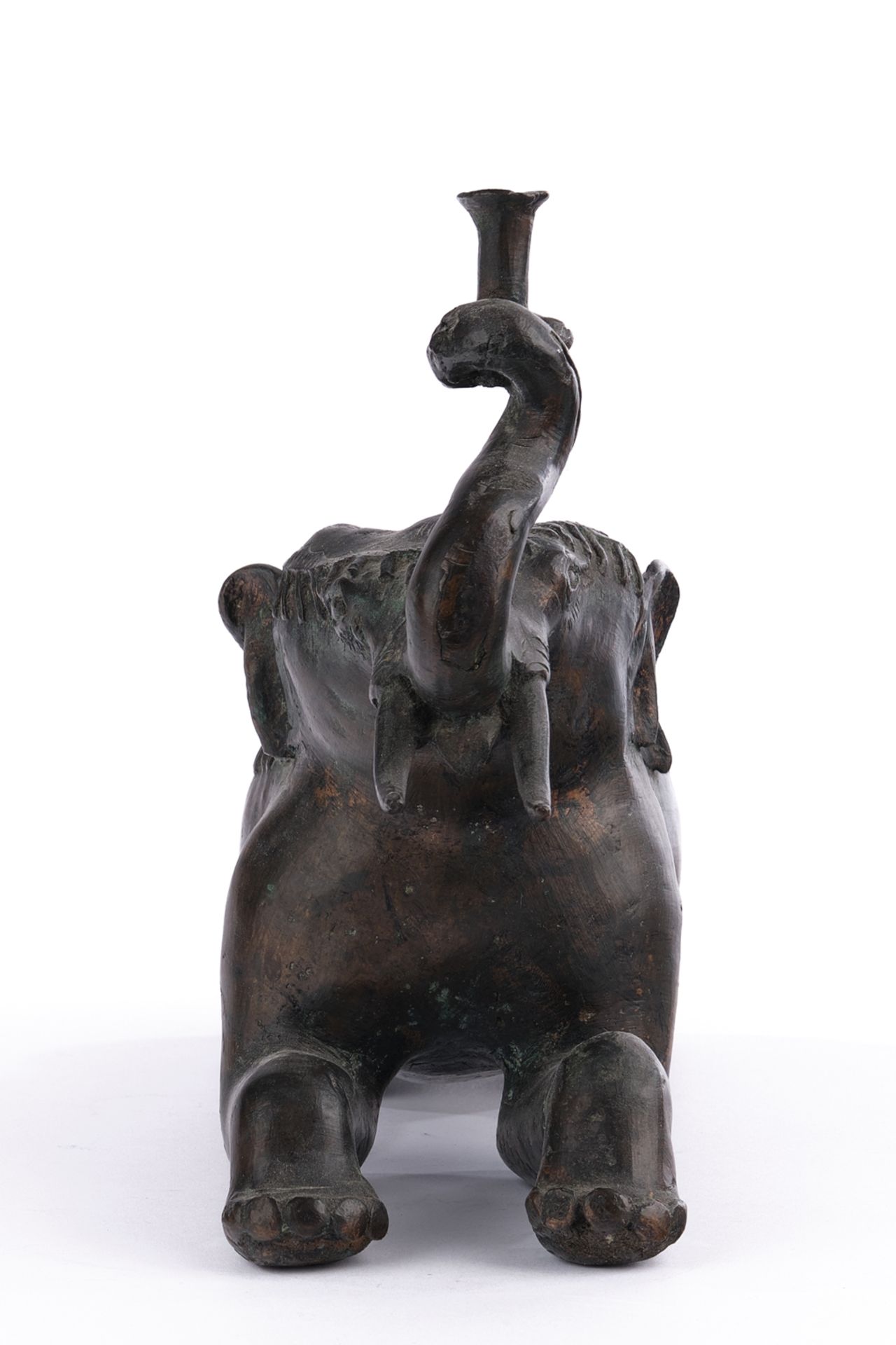 Skulptur, "Liegender Elefant", Indien, 20./21. Jh., Metall, dunkel patiniert, 22 cm hoch - Bild 2 aus 4