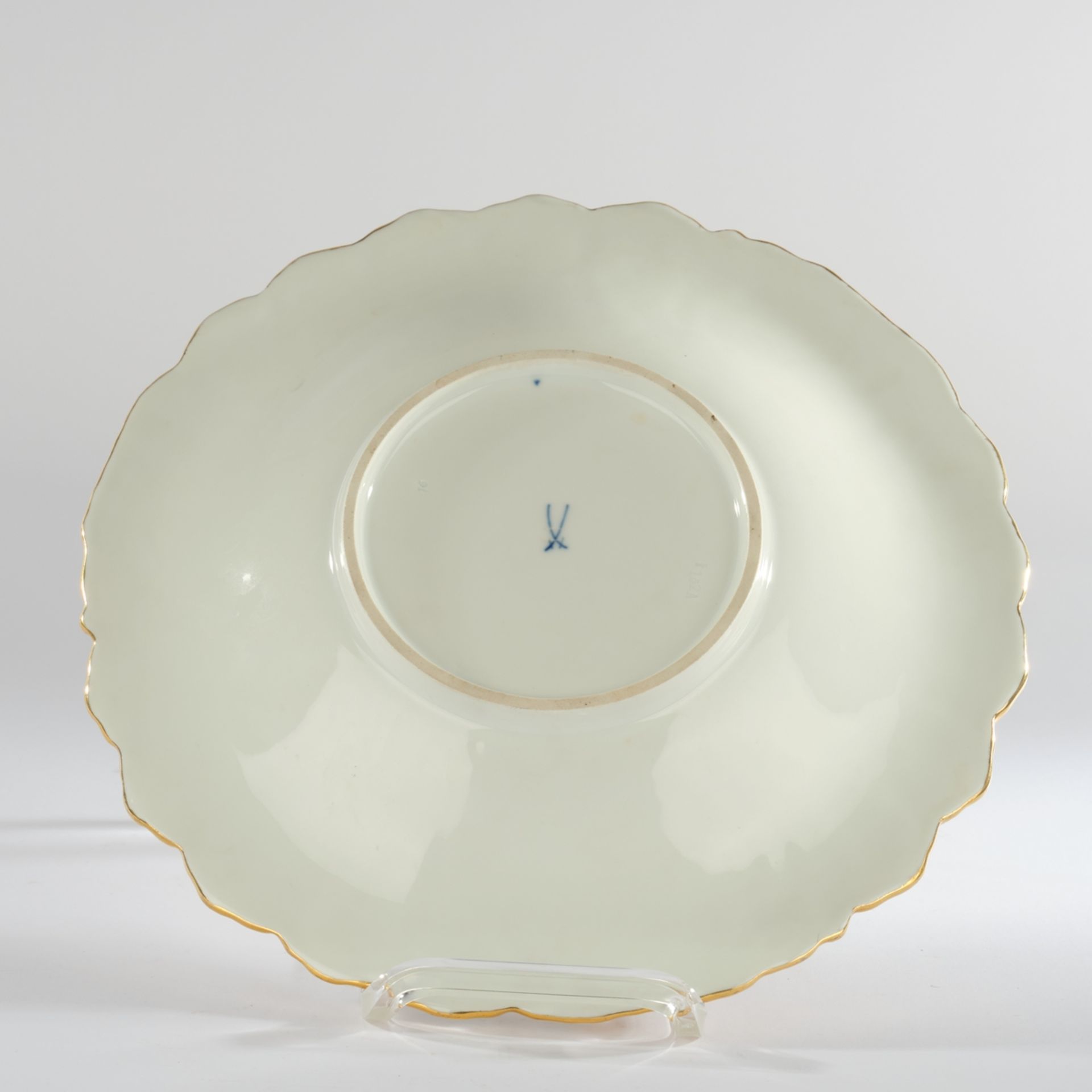 Pompous plate, Meissen, sword mark, 2nd choice, flag with reserves in gold bronze, red rose on whit - Image 2 of 2