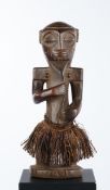 Ahnenfigur, weiblich, Bembe, Burkina Faso, Afrika, Holz, stehend, mit Raffiarock, 51 cm hoch.