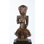 Ahnenfigur, weiblich, Bembe, Burkina Faso, Afrika, Holz, stehend, mit Raffiarock, 51 cm hoch.