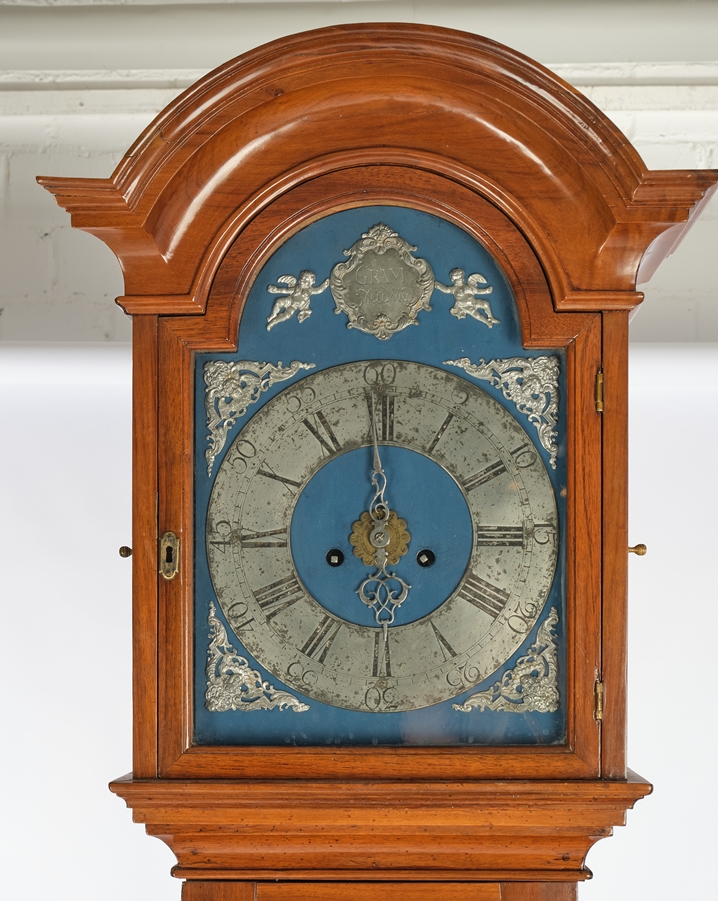 Standing clock, Baroque, 18th century, three-part case in solid walnut and veneered, head with roun - Image 2 of 4