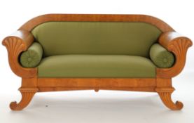 Sofa im Stil des Biedermeier, wohl um 1830, Birke geflammt furniert, hellgrüner Polsterbezug, Armle