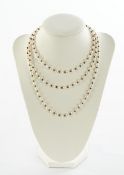 Perlenkette, weiße und dunkle Perlen im Wechsel, fortlaufend ohne Verschluss, weiße Perlen ø ca. 5 