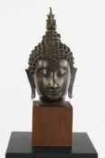 Buddhakopf, Thailand, neuzeitlich, Bronze, patiniert, auf Holzsockel montiert, 28.5 cm bzw. 40 cm h